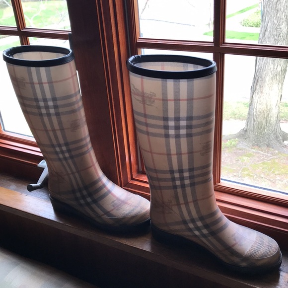 BURBERRY rain boots in excellent condition - Picture 9 of 17